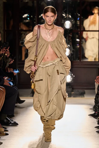 Look 16